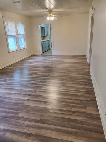 Family room - 222 W Murrill St