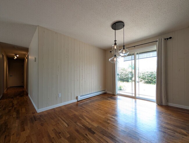 Building Photo - Great 4-Bedroom, 1.5-Bath Home In The River Road Area Of Eugene!
