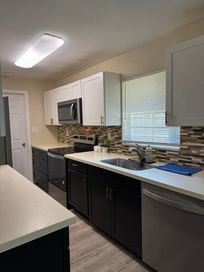 Building Photo - 1604 SE Apache Ave