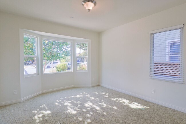 Building Photo - Amazing 4-bedroom + 3-bathroom house in Ma...