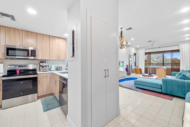 Building Photo - 7460 La Paz Blvd