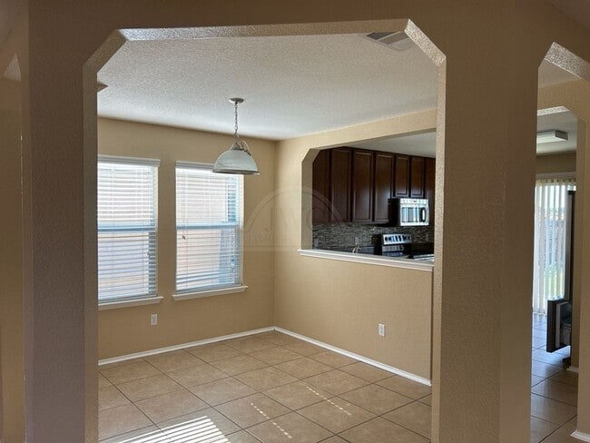 Building Photo - 204 W Gemini Ln