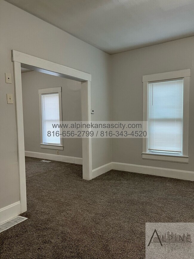 Building Photo - Independence Home Available
