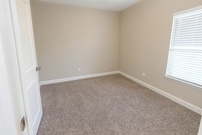 Building Photo - 292 Sunnyside Dr