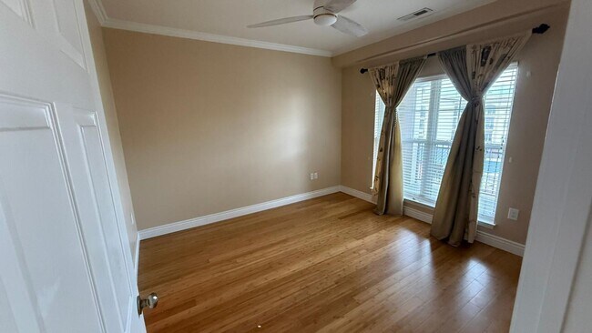 Building Photo - SPACIOUS 2-Bed, 2-Bath Condo WITH POOL, HO...
