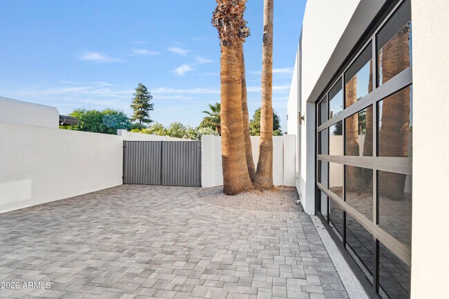Building Photo - 5540 E Dahlia Dr