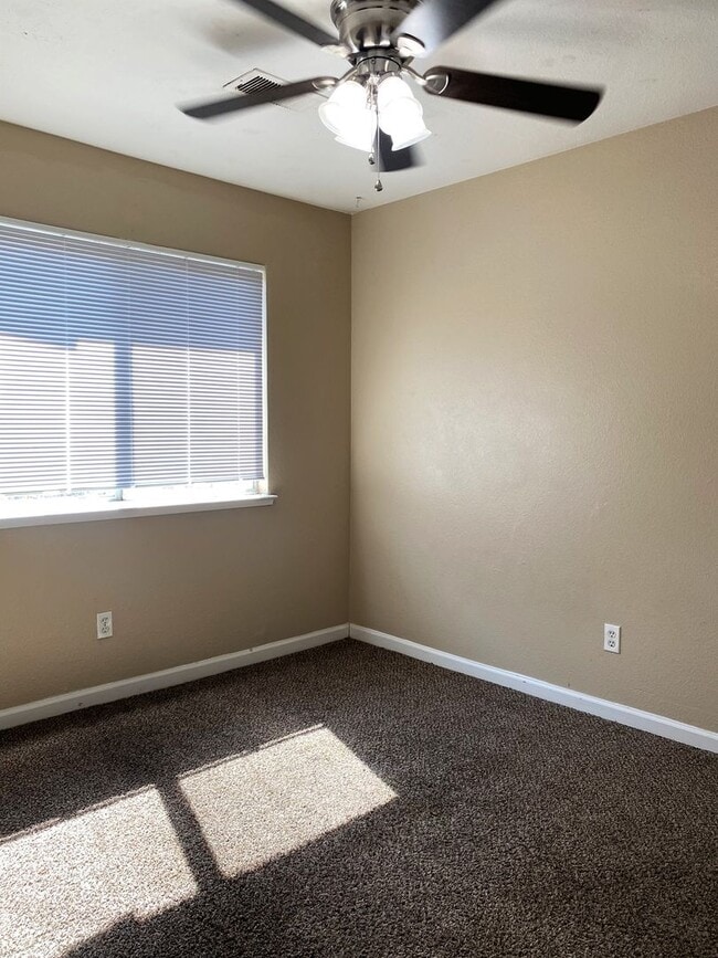 Building Photo - Cute home with fenced yard and driveway. A...