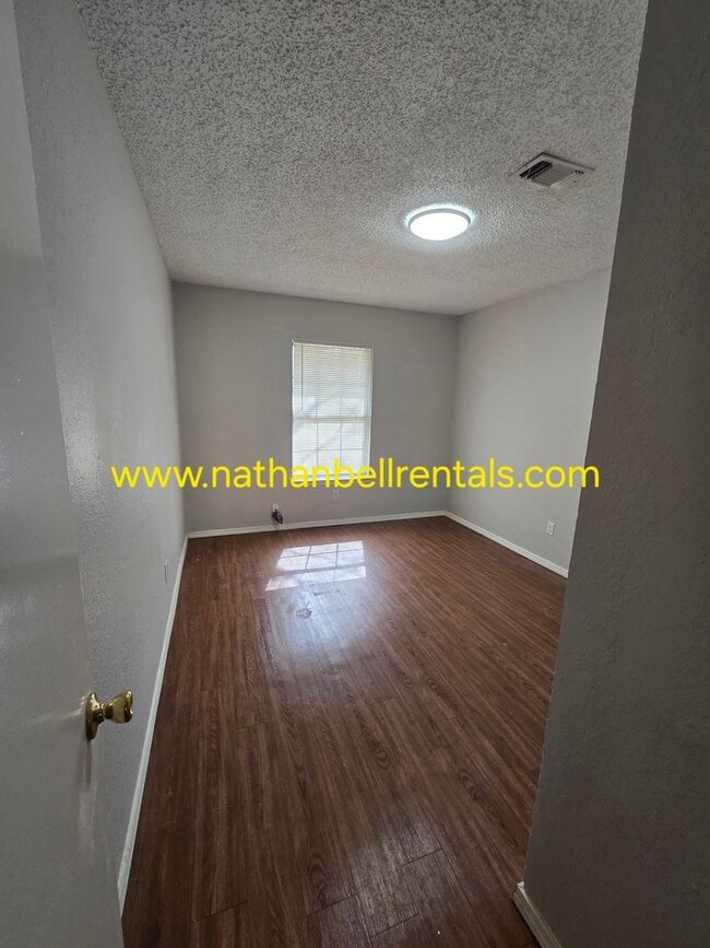 Building Photo - Duplex: 3 bed, 2 bath
