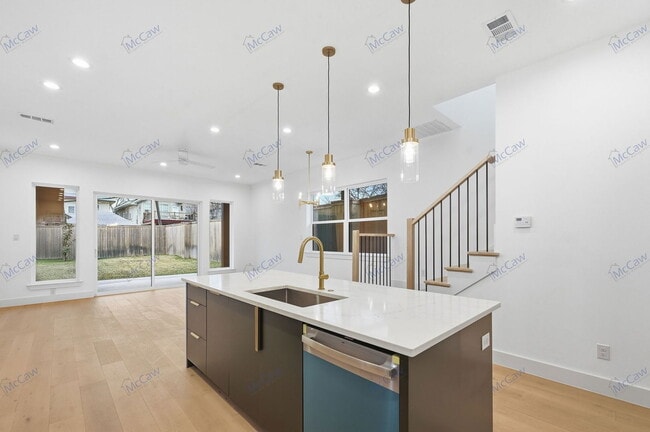 Building Photo - 5633 Side Ave