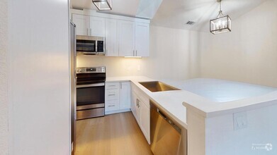 Building Photo - "Charming 2-Bed Townhouse Retreat in Brent...