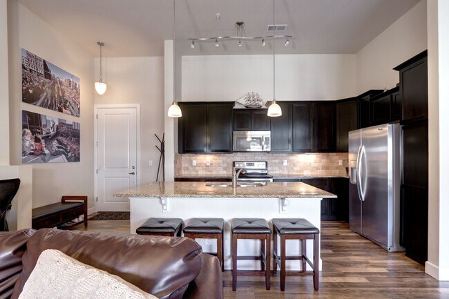 Building Photo - Private 2 bed 2 bath Condo in Inverness En...