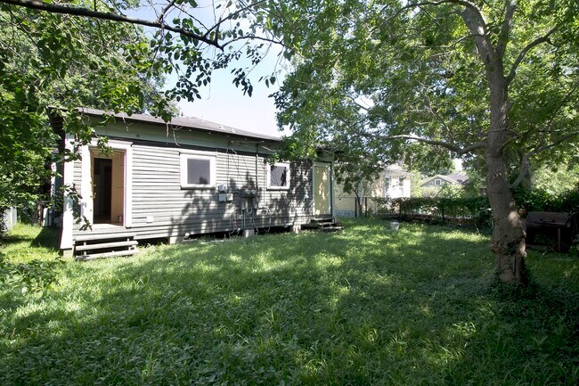 Building Photo - 303 Northwood St