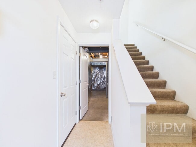 Building Photo - Spacious 3 Bedroom, 2.5 Bath Townhome in Spring Grove School District!