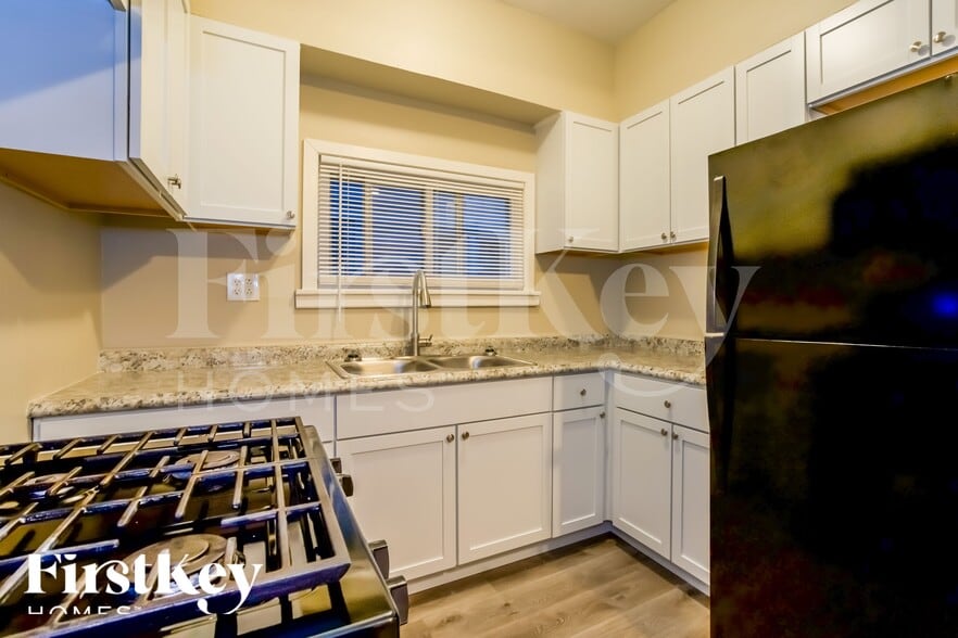 Building Photo - 709 Porter St