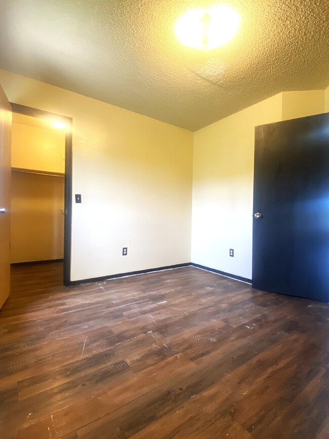 Building Photo - "Cozy 3-Bed, 2-Bath Duplex Retreat with 11...