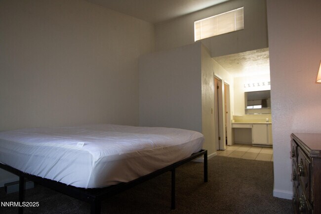 Building Photo - 2080 Highview Ct