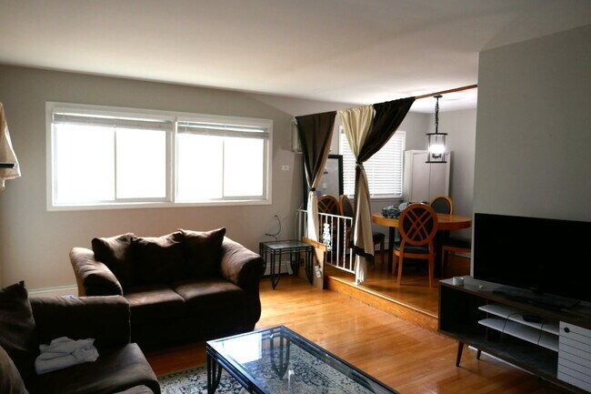 Building Photo - 2 Bedroom 1 bath in Oak Park