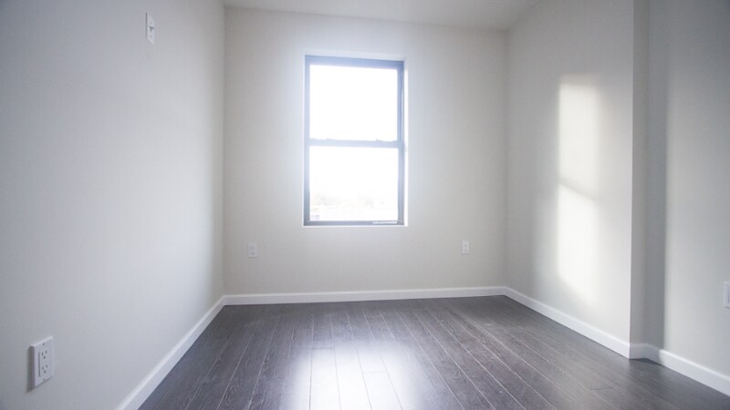 Building Photo - 594 Franklin Ave