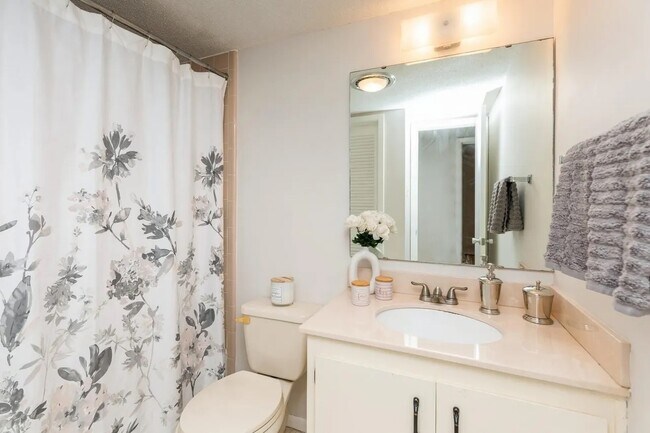 Building Photo - 104 Country Club Dr