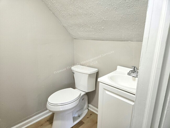 Building Photo - 1429 Hall Ave