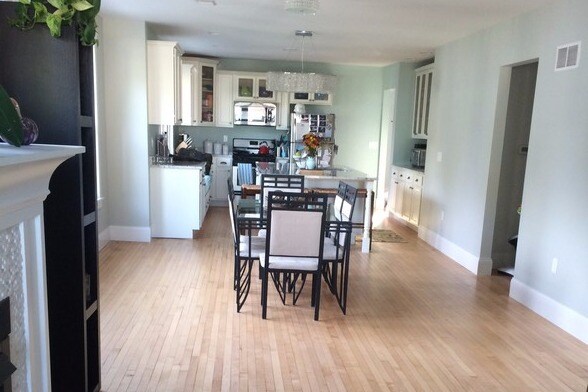 Dining - 2547 S Shore Dr