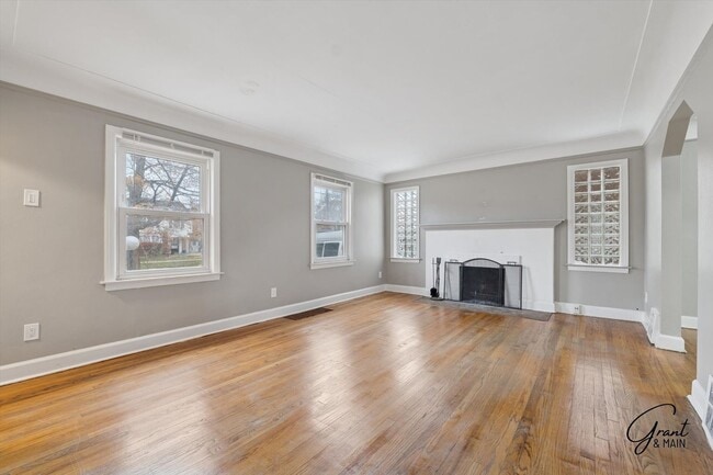 Building Photo - $1400 3 bedroom