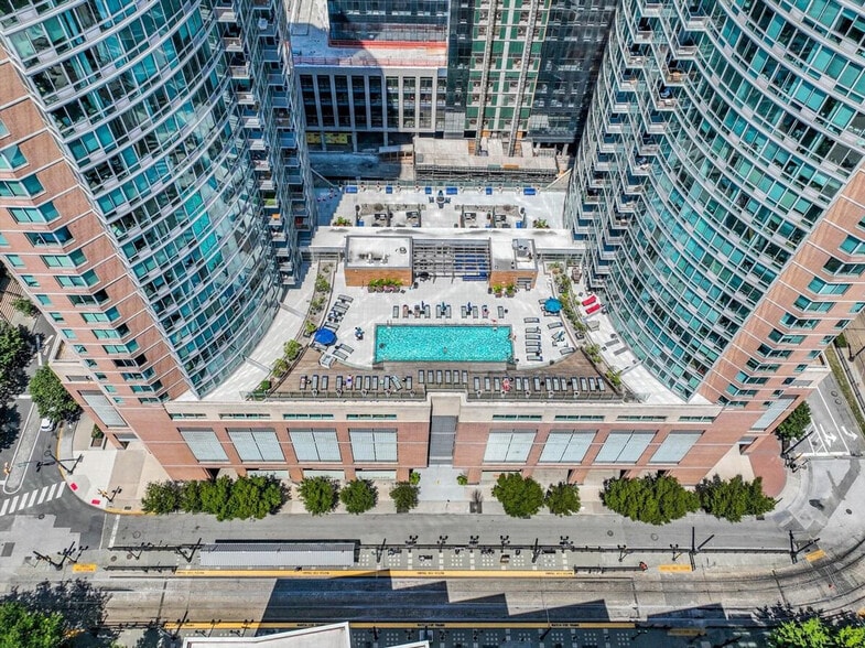 Building Photo - 33 Hudson St