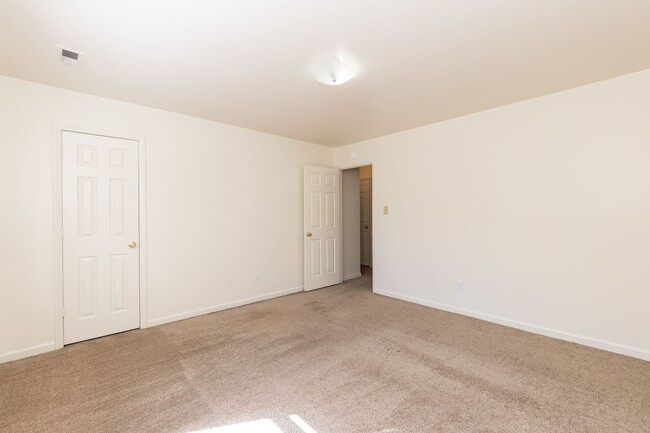 Building Photo - Two Bedroom Home!