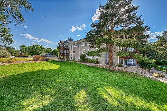 Building Photo - $1,650.00 - 2 Bedrooms, 1.5 Bathrooms Condo in Aurora with Cozy Fireplace!