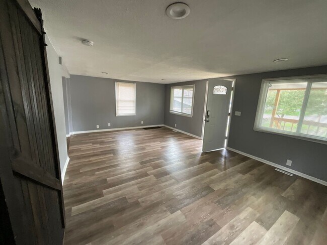 Building Photo - 2 bedroom with amazing yard!