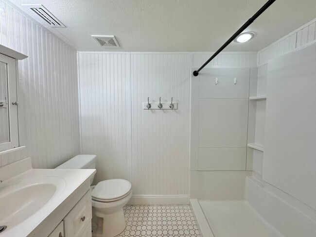 Building Photo - Lake Hartridge Condo - Two Levels with Water Views