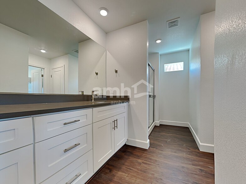 Building Photo - 8921 Tiger Tooth Ave