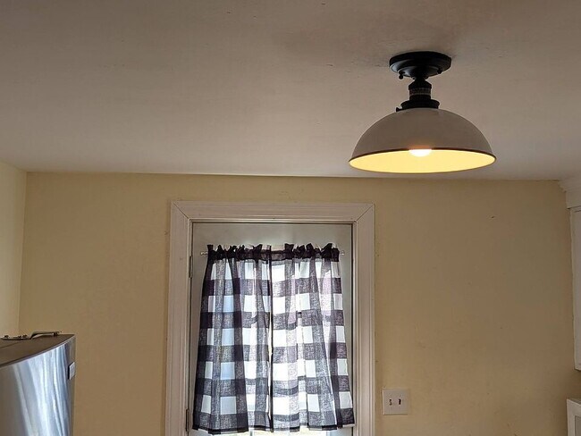 Building Photo - Comfortable home