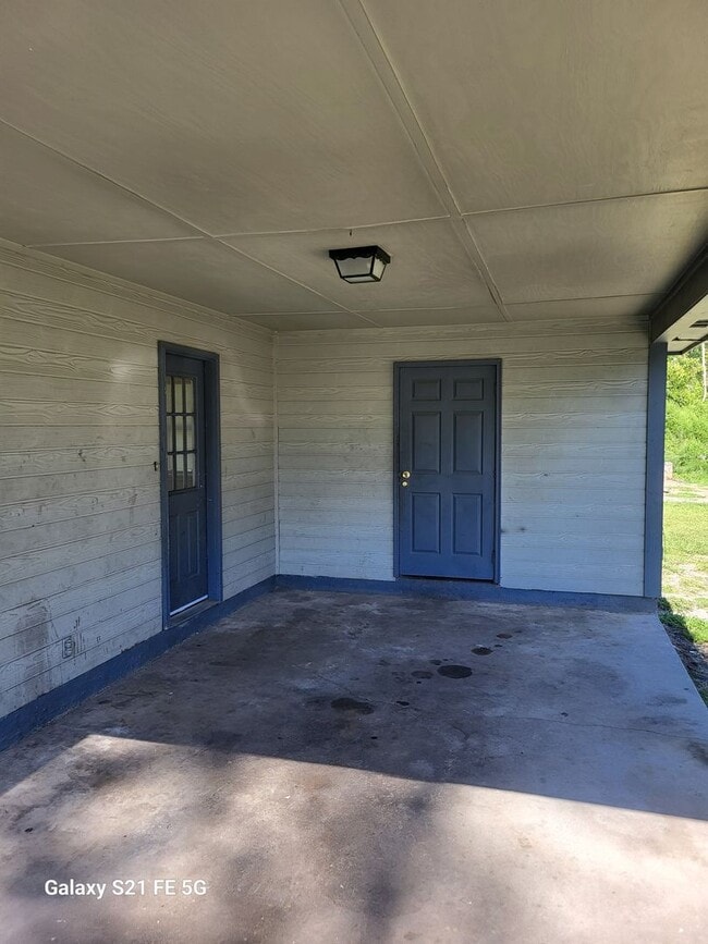 Building Photo - THREE BEDROOM, TWO BATH