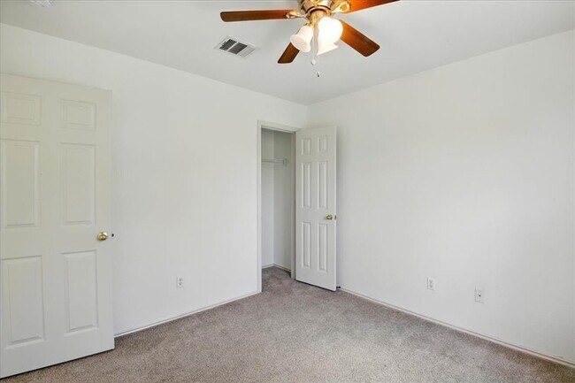 Building Photo - 508 Crater Lake Dr