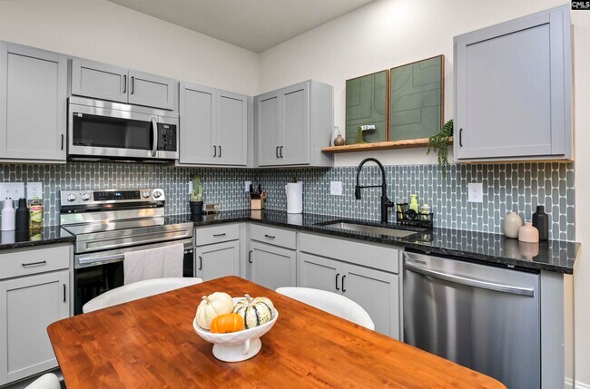 Building Photo - 816 Shull St