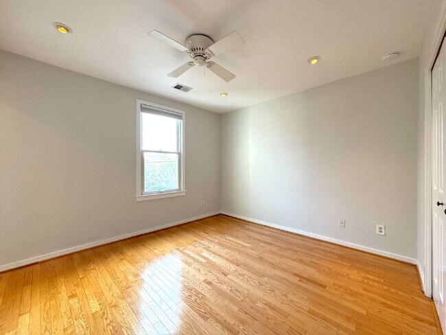 Building Photo - Premier Del Ray Townhome: Steps from The Avenue