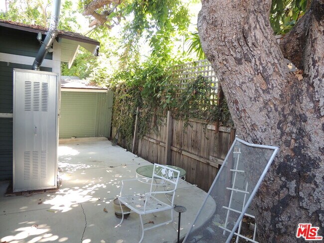 Building Photo - 1155 1/2 N Genesee Ave