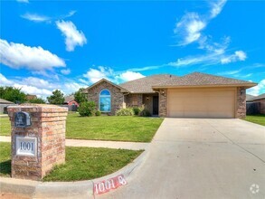 Building Photo - 1001 Caracara Dr