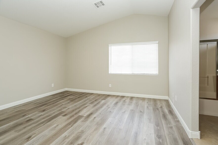 Building Photo - 3021 Bayliner Ave