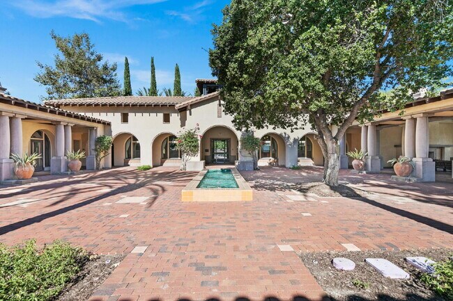 Building Photo - Stunning Corner Unit with Mountain Views & Prime Location!