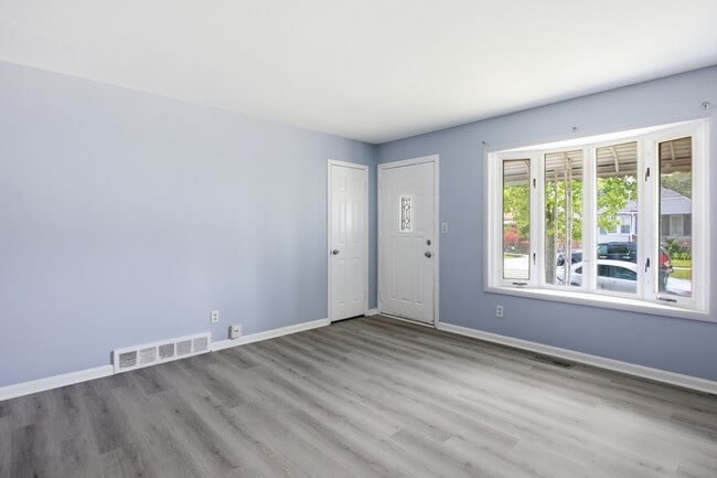 Building Photo - SPECTACULAR 3 BED/1 BATH IN LOVELY LINCOLN PARK! APPLY NOW!
