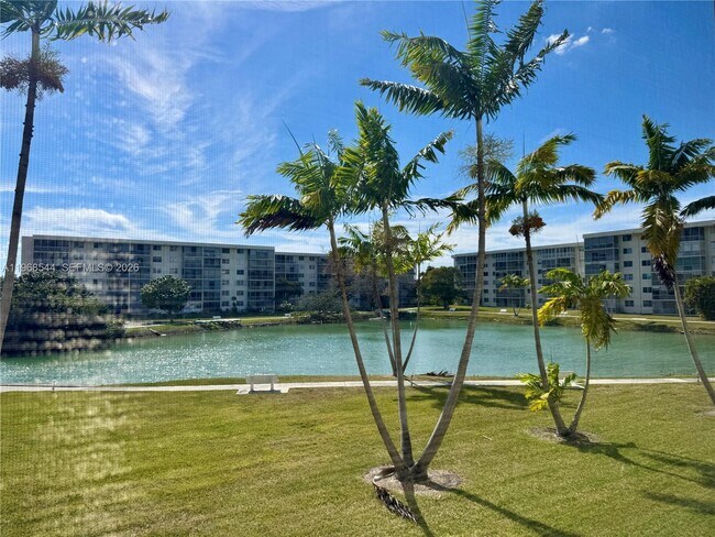 Building Photo - 2855 Leonard Dr