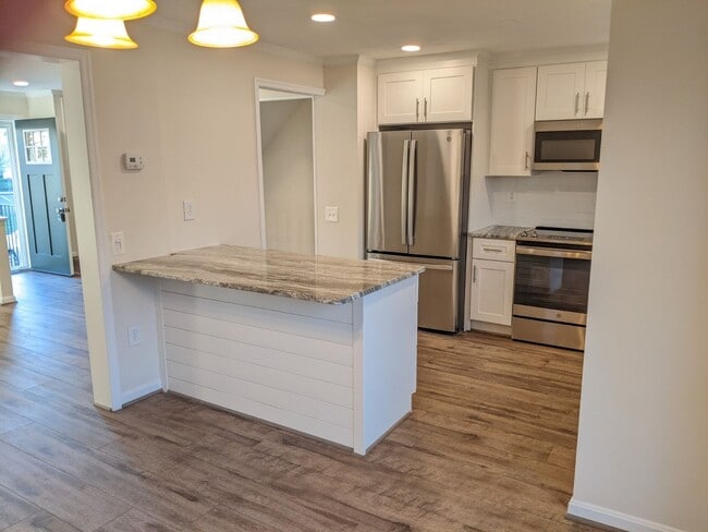 Building Photo - Renovated townhouse in established Frederick neighborhood ready mid February!