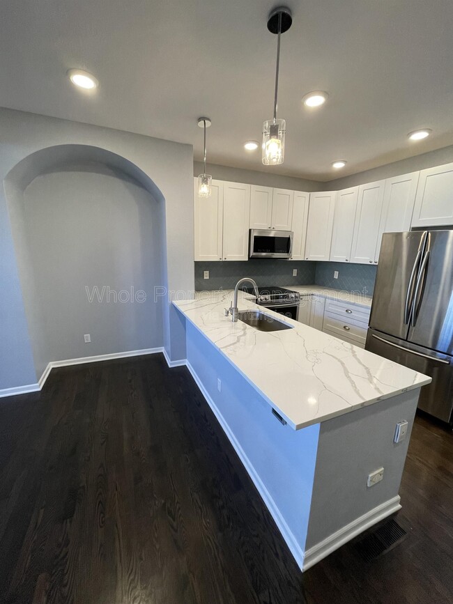 Building Photo - 2737 W Greens Dr