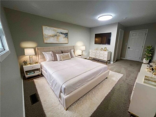 Building Photo - 4 bedroom 2 Bathroom Luxury Rental!