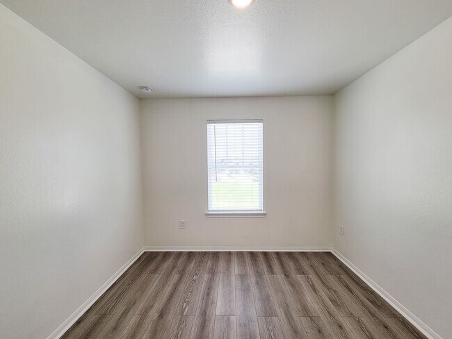 Building Photo - Beautiful 4 bedroom 2.5 bath home with gra...