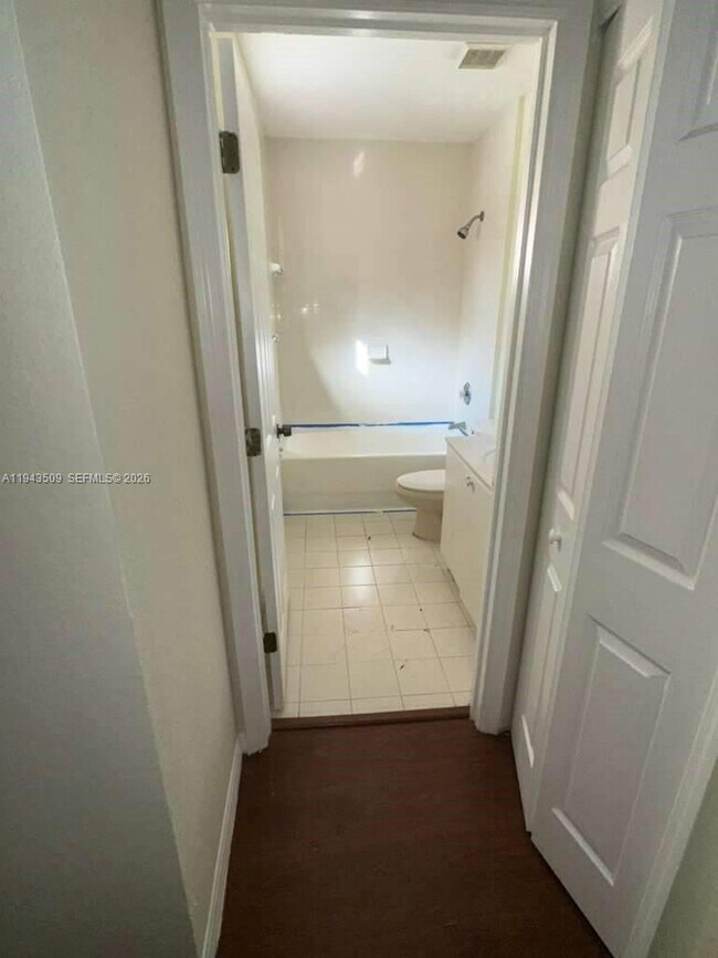 Building Photo - 825 SW 6th Pl