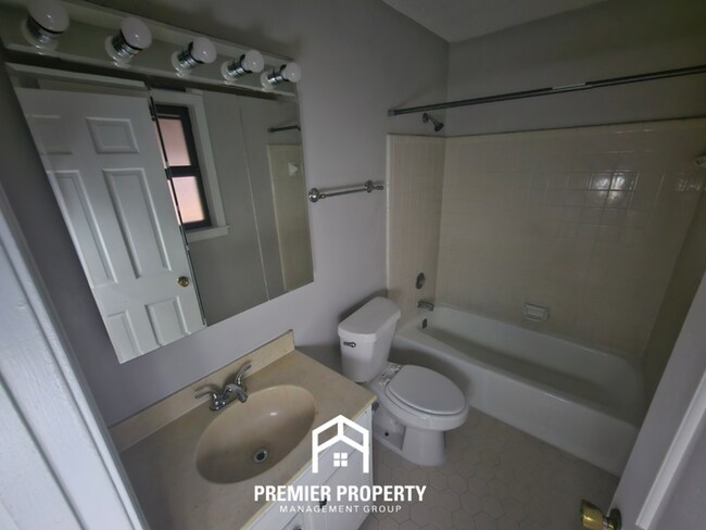 Building Photo - 6869 Amersham Dr