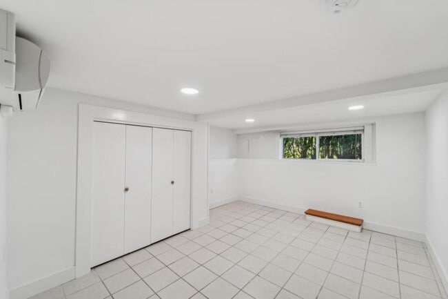 Building Photo - 2 bedroom in Seattle WA 98117